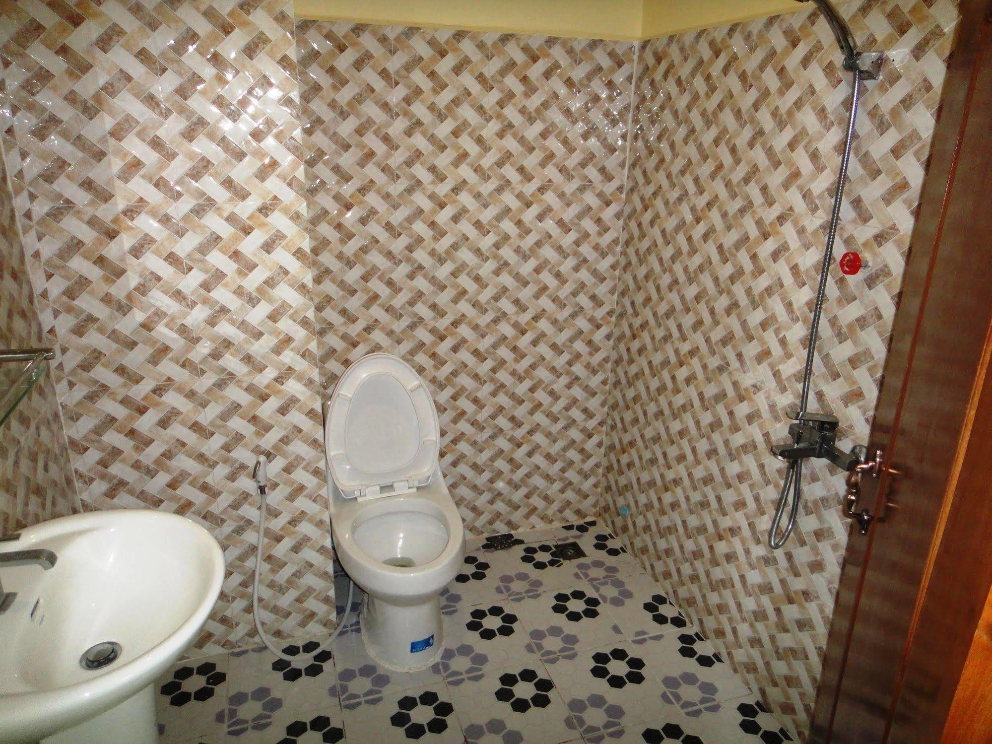 Borey Vatanac Guesthouse 캄폿 외부 사진