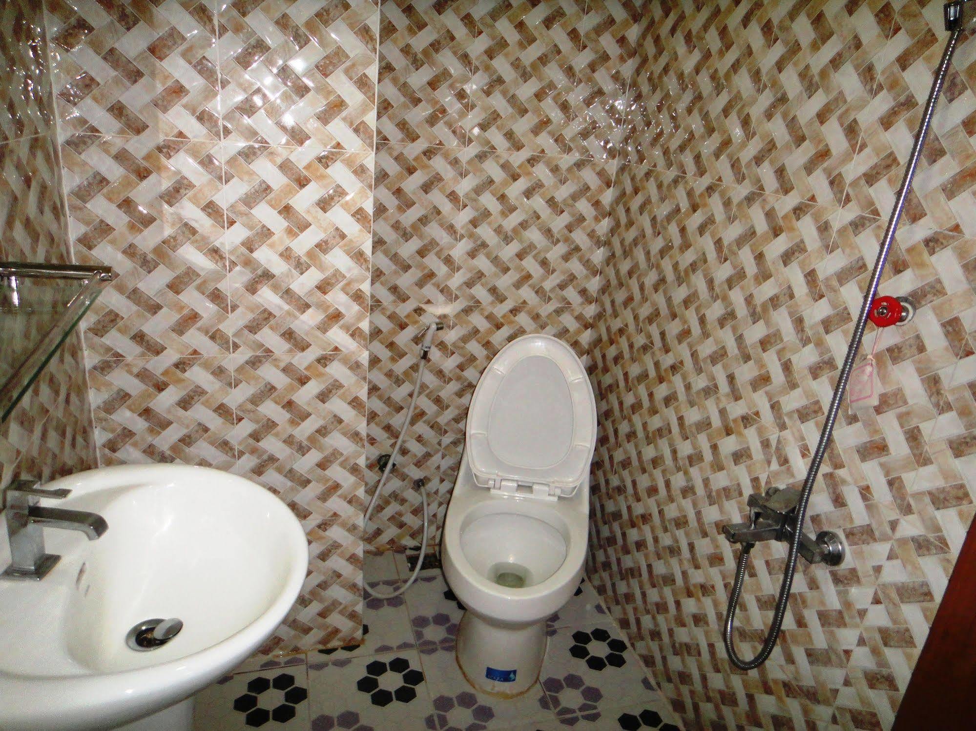 Borey Vatanac Guesthouse 캄폿 외부 사진