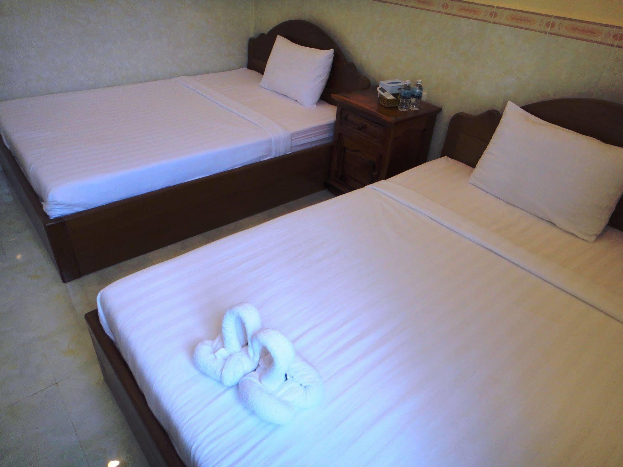 Borey Vatanac Guesthouse 캄폿 외부 사진