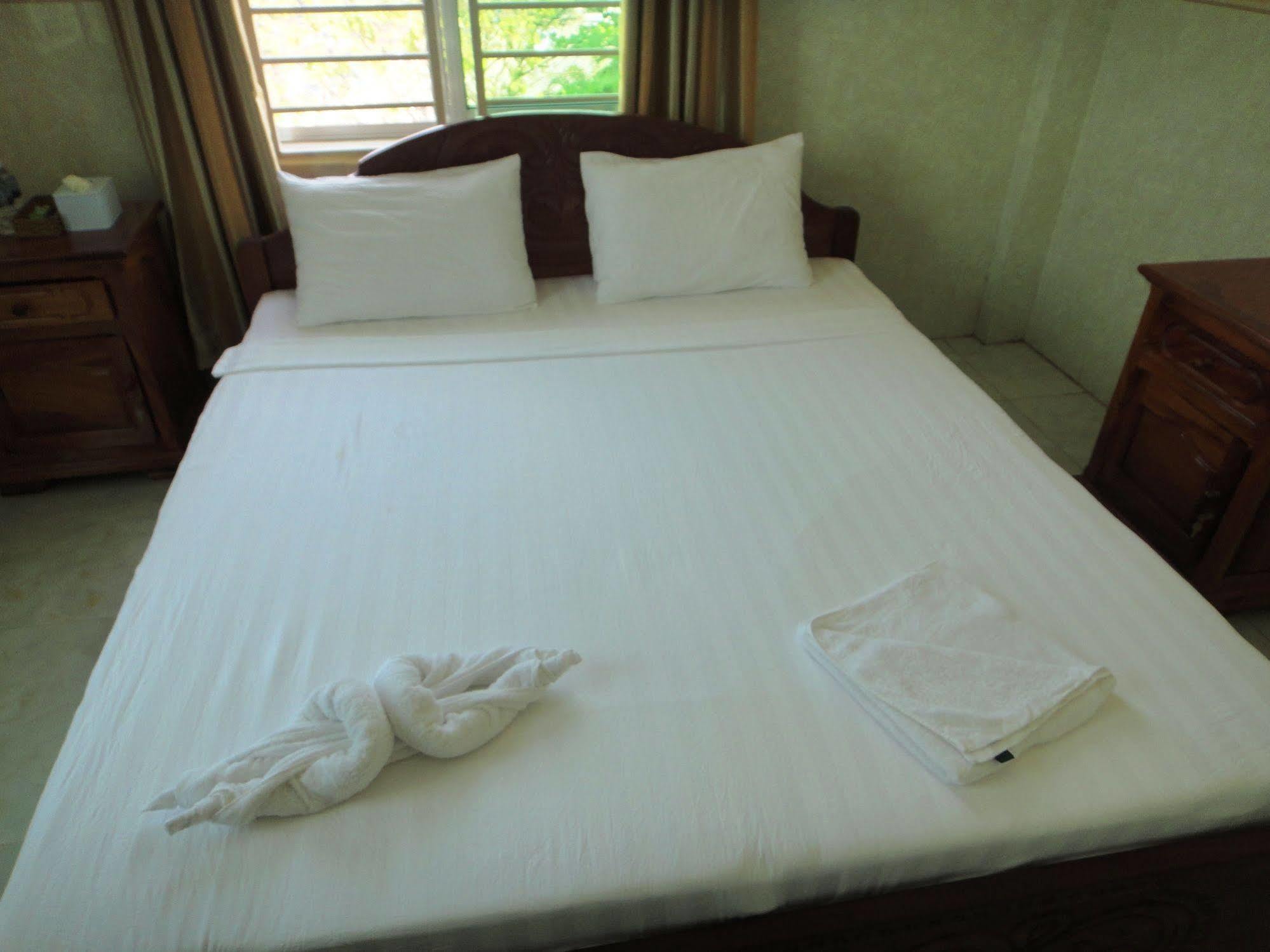 Borey Vatanac Guesthouse 캄폿 외부 사진