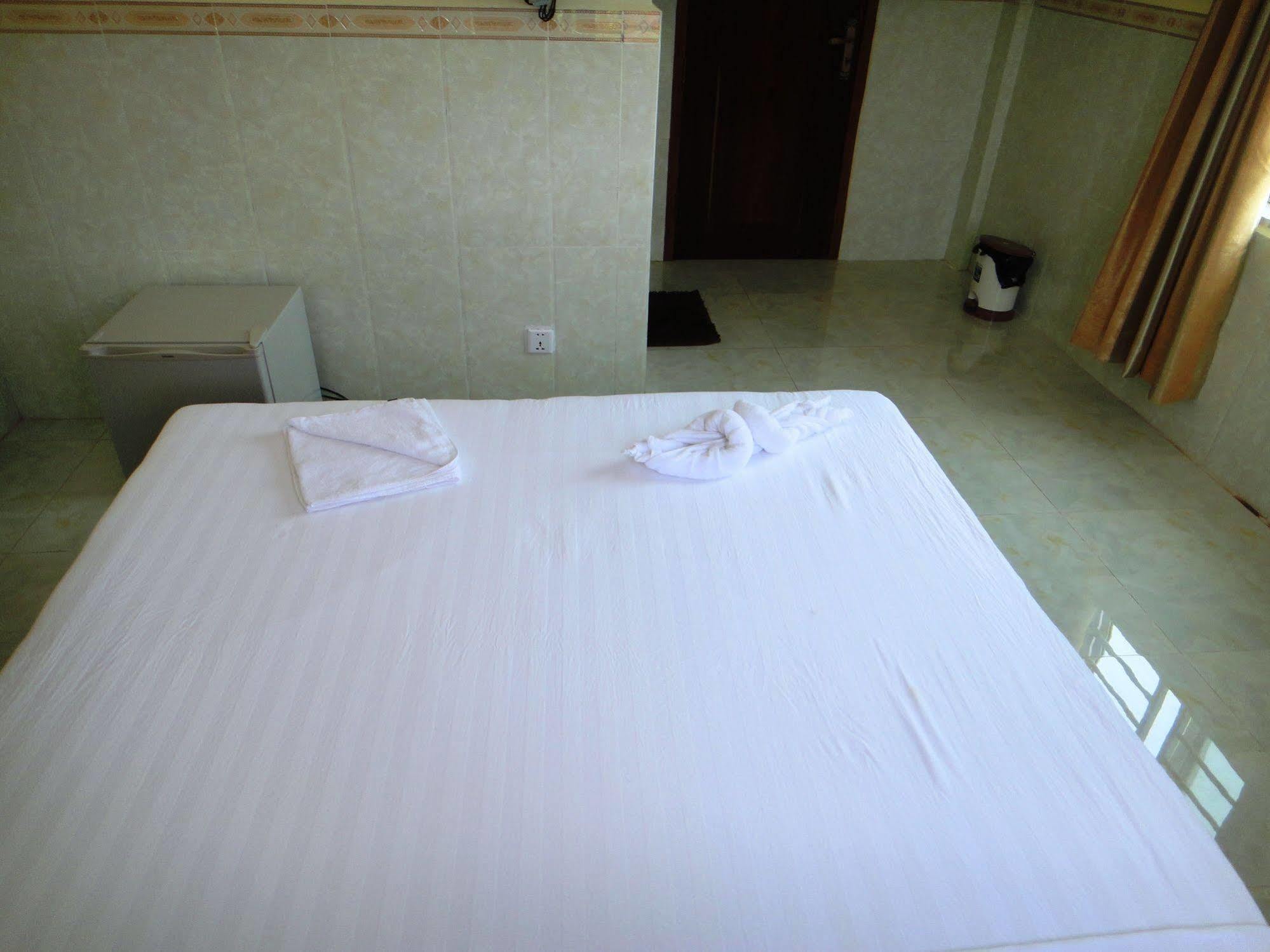 Borey Vatanac Guesthouse 캄폿 외부 사진